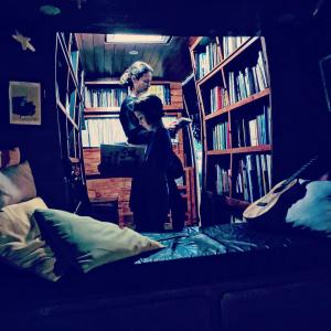 E com este instantneo de intimidade e recolhimento na biblioteca  noite nos despedimos de um fim de semana transbordante de arte e comunidade no Jazz nas Villas.As cidades precisam de vida para alm do comrcio e da labuta do dia-a-dia, onde a dimenso 