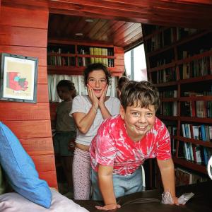 Espanto! Curiosidade! Admirao! Contentamento!Acreditarmos que podemos contribuir para que mais crianas tenham acesso a livros e venham a descobrir tudo o que eles lhes podem dar e o poder incomensurvel das histrias,  o que nos faz querer correr o mun